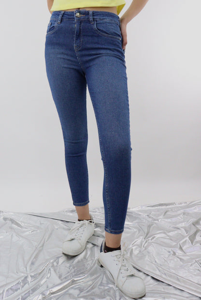 Jeans skinny tiro alto de color azul oscuro