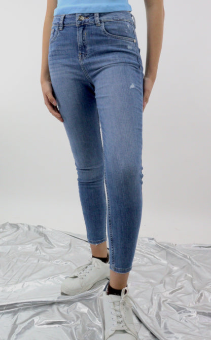 Jeans skinny tiro alto de color azul medio con destrucción