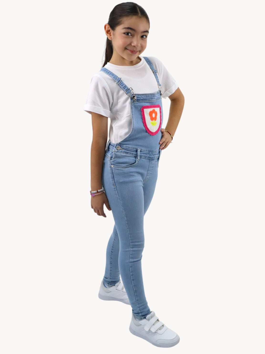 Overol denim con diseño floral