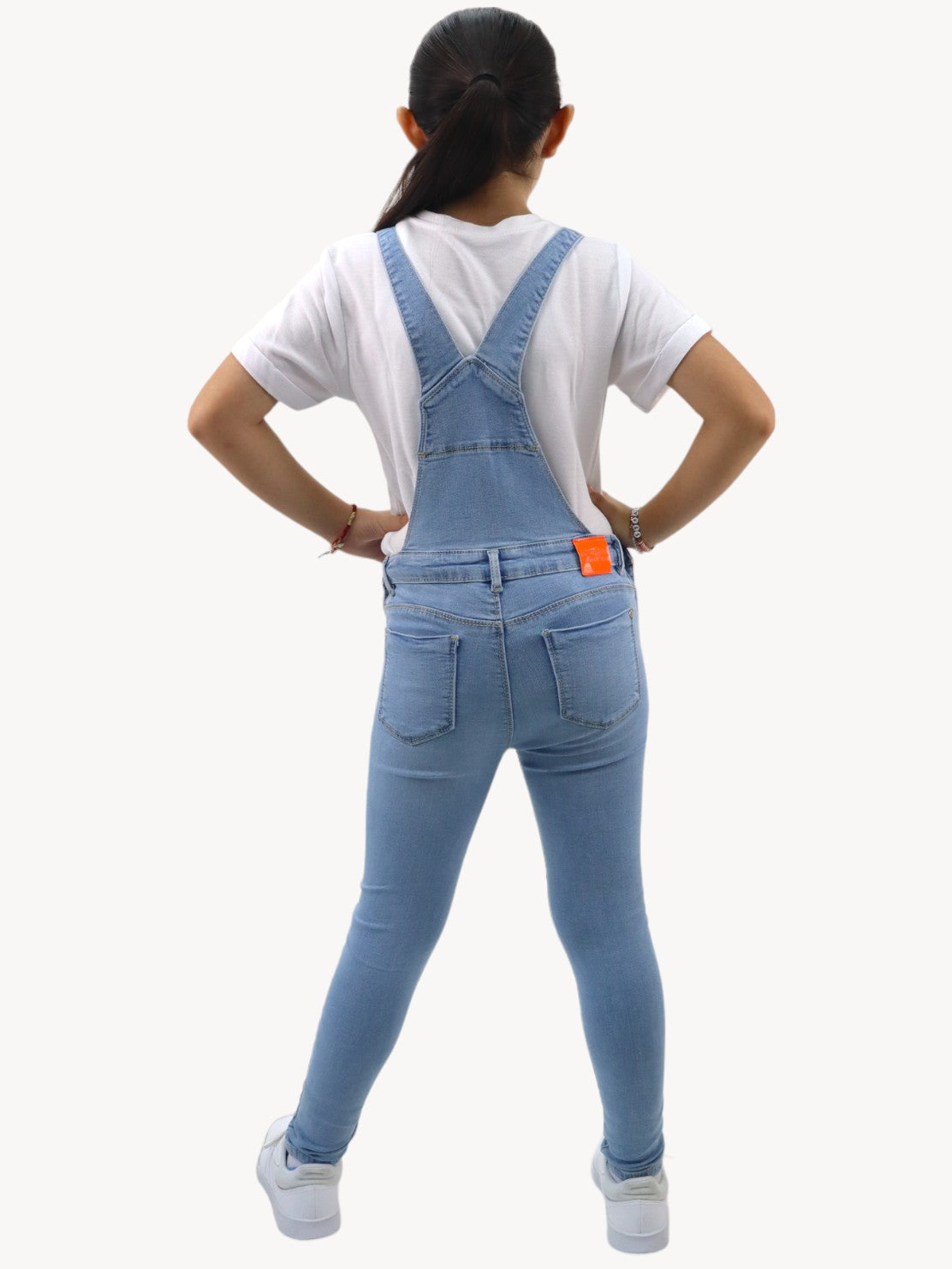 Overol denim con diseño floral