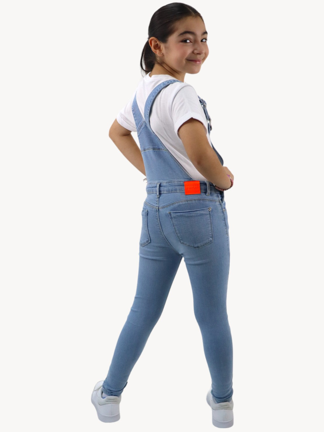 Overol denim con diseño floral