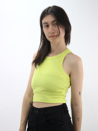 Playera tank básica de color amarillo