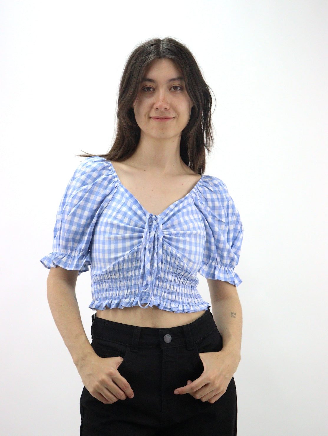 Blusa de cuadros y mangas abullonadas, con cordón ajustador