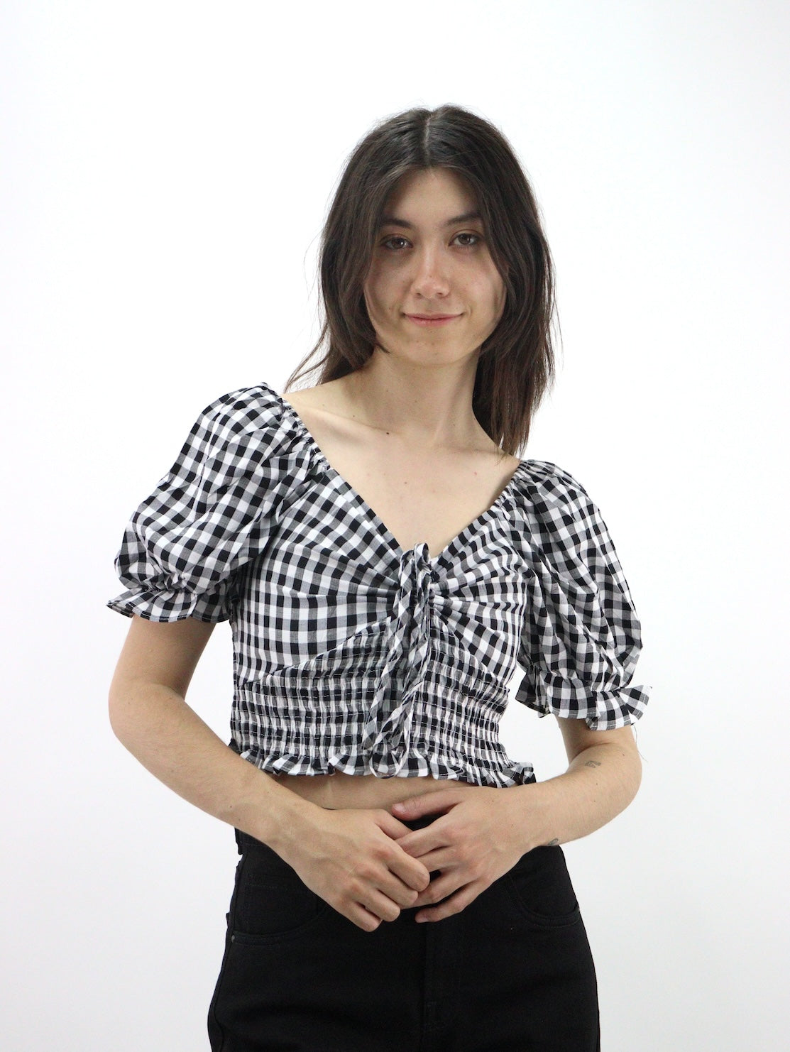Blusa de cuadros y mangas abullonadas, con cordón ajustador