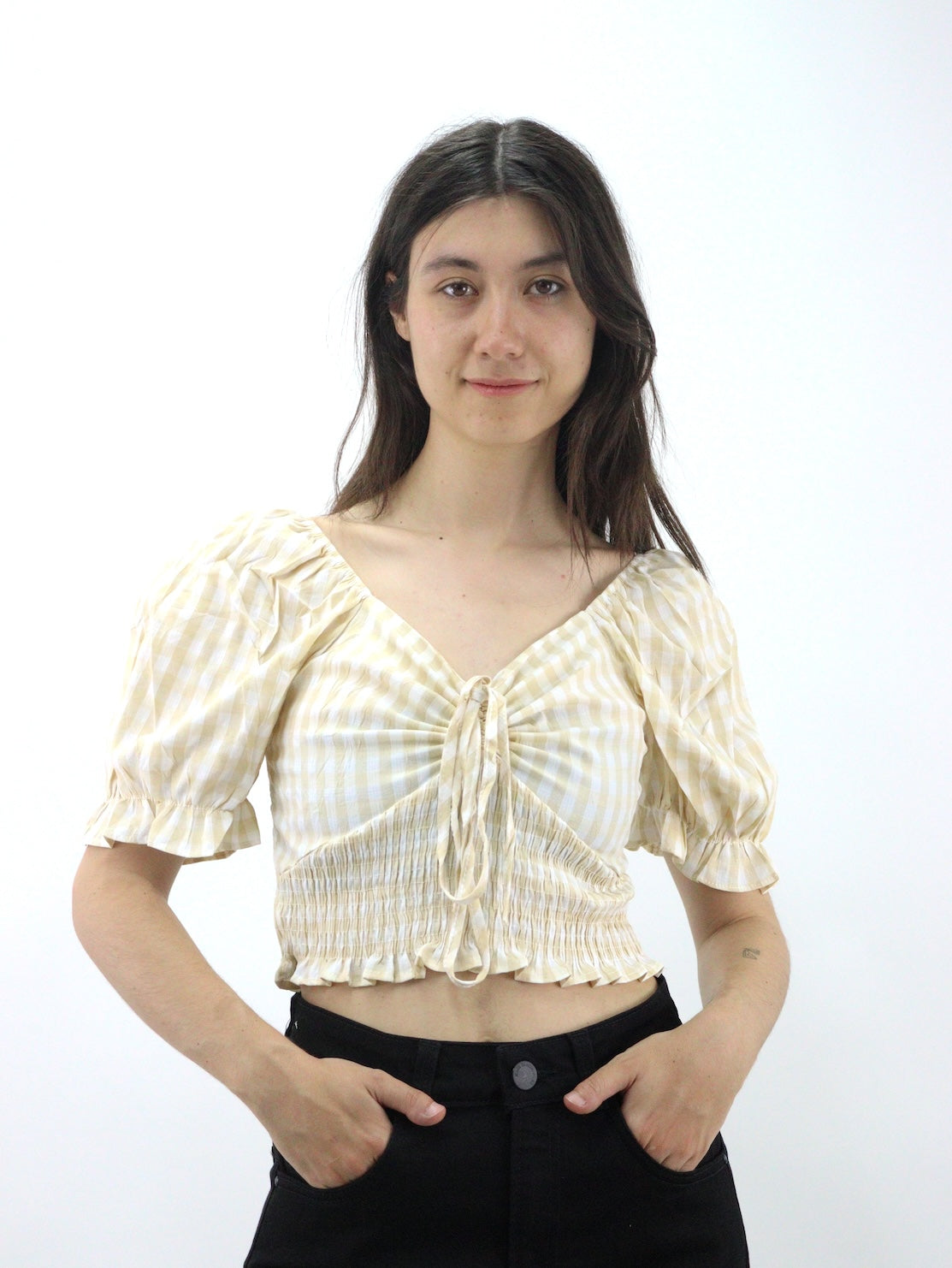 Blusa de cuadros y mangas abullonadas, con cordón ajustador