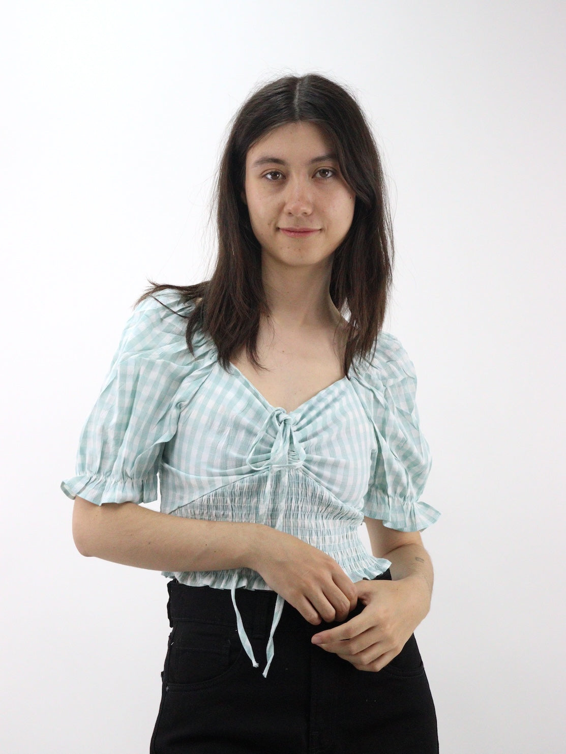 Blusa de cuadros y mangas abullonadas, con cordón ajustador