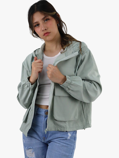 Chamarra rompevientos con capucha de color verde