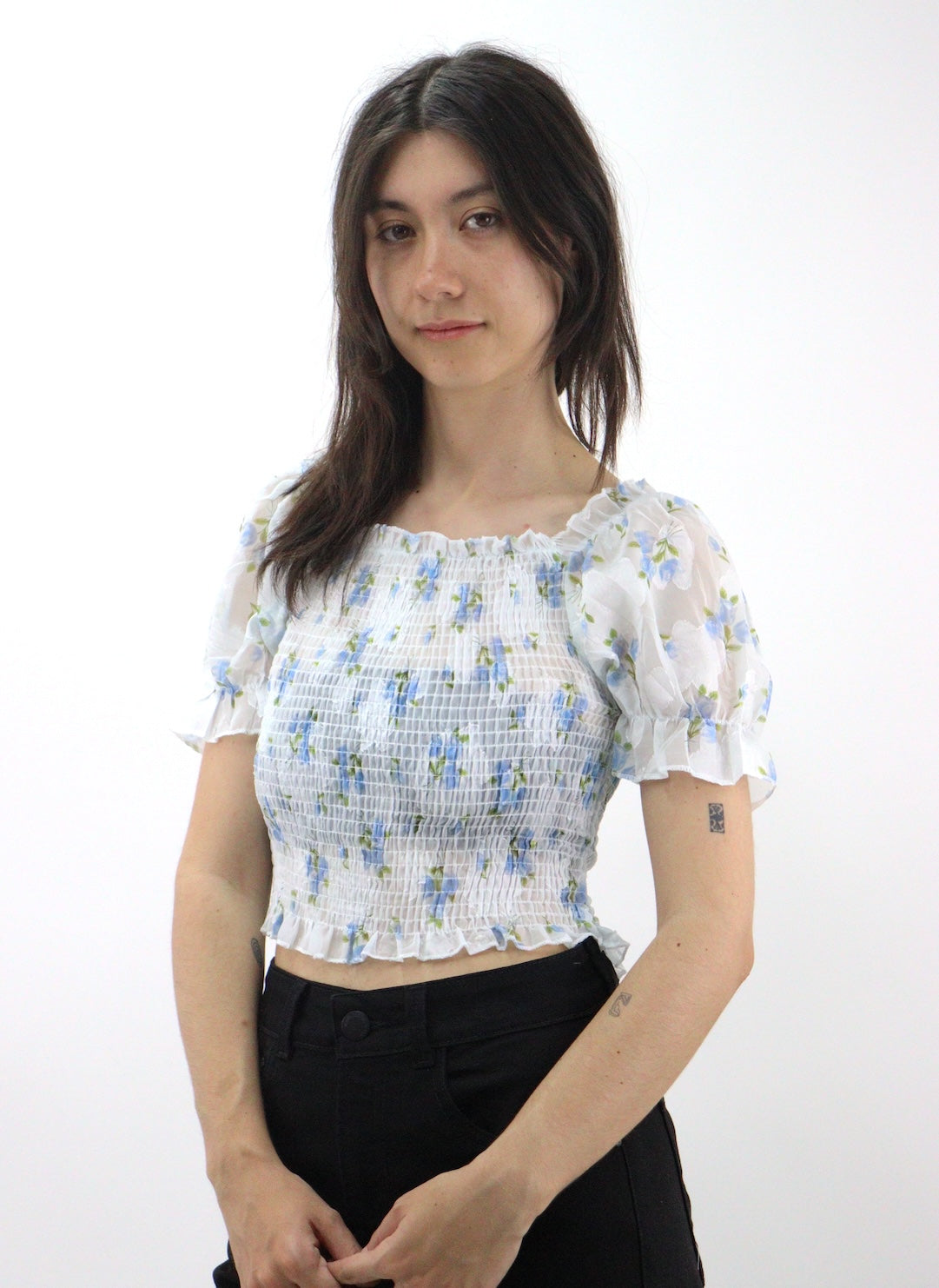 Blusa manga abullonada ajustada con estampado floral y fruncido