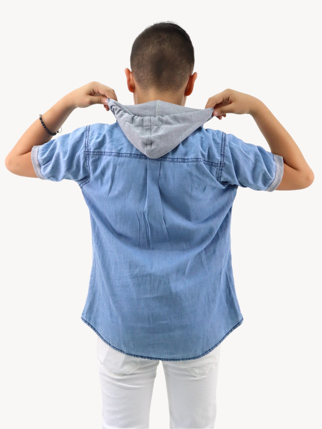 Camisa con capucha azul claro