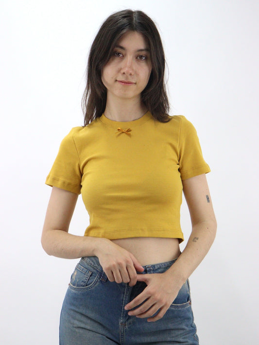 Playera coquette manga corta de color amarillo mostaza