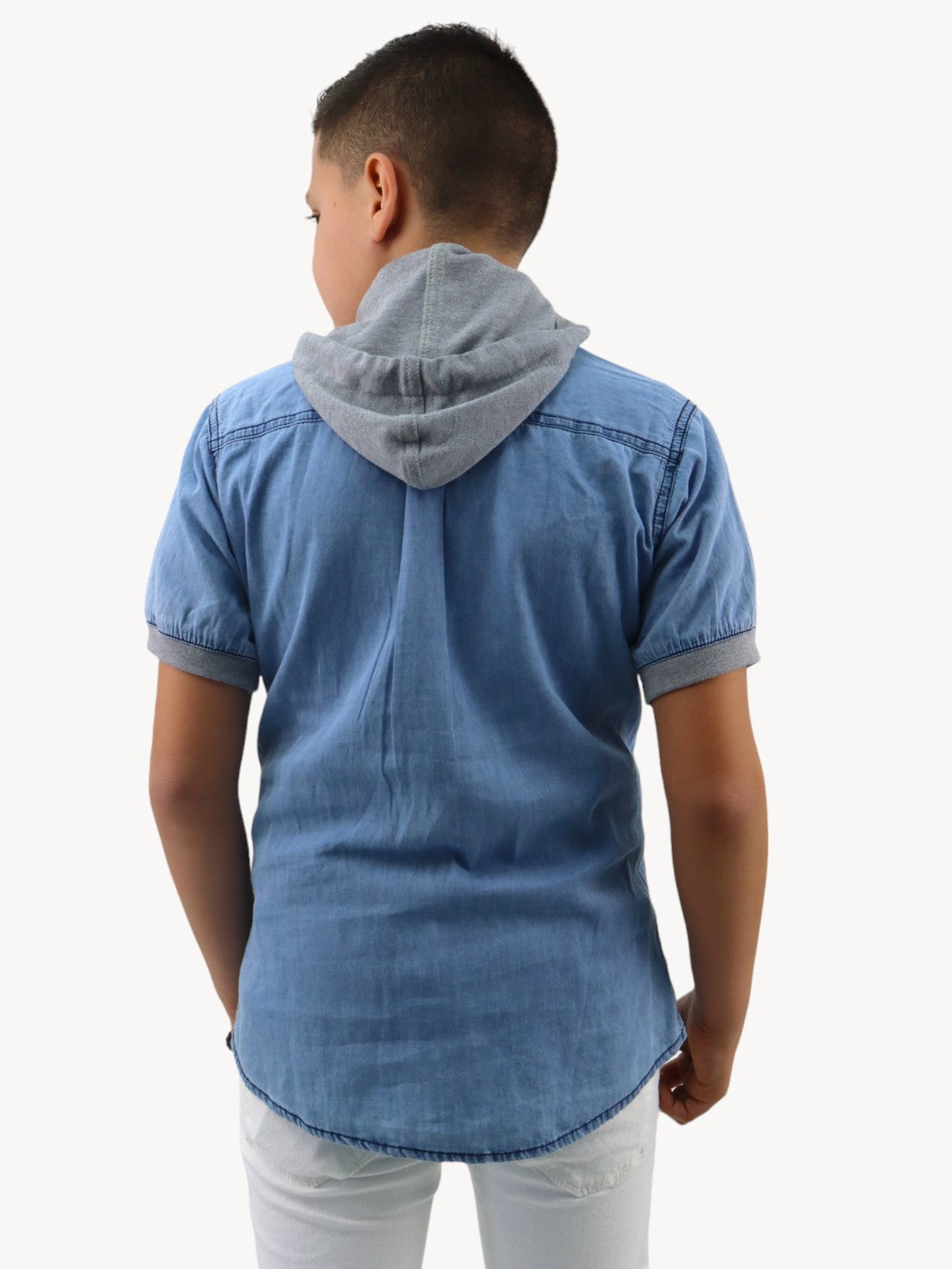 Camisa con capucha azul claro
