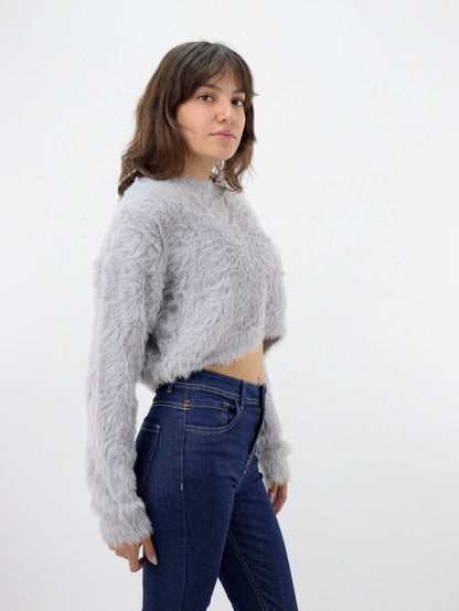 Suéter crop de peluche color gris