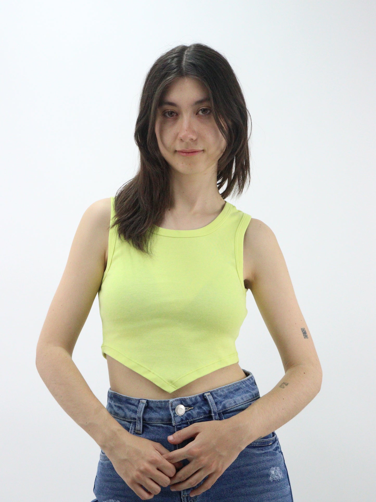 Playera tank de color amarillo