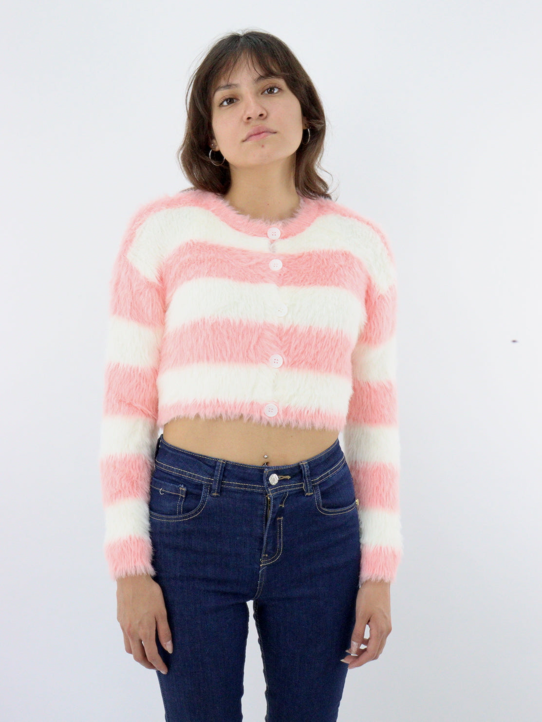 Suéter crop de peluche color blanco/rosa