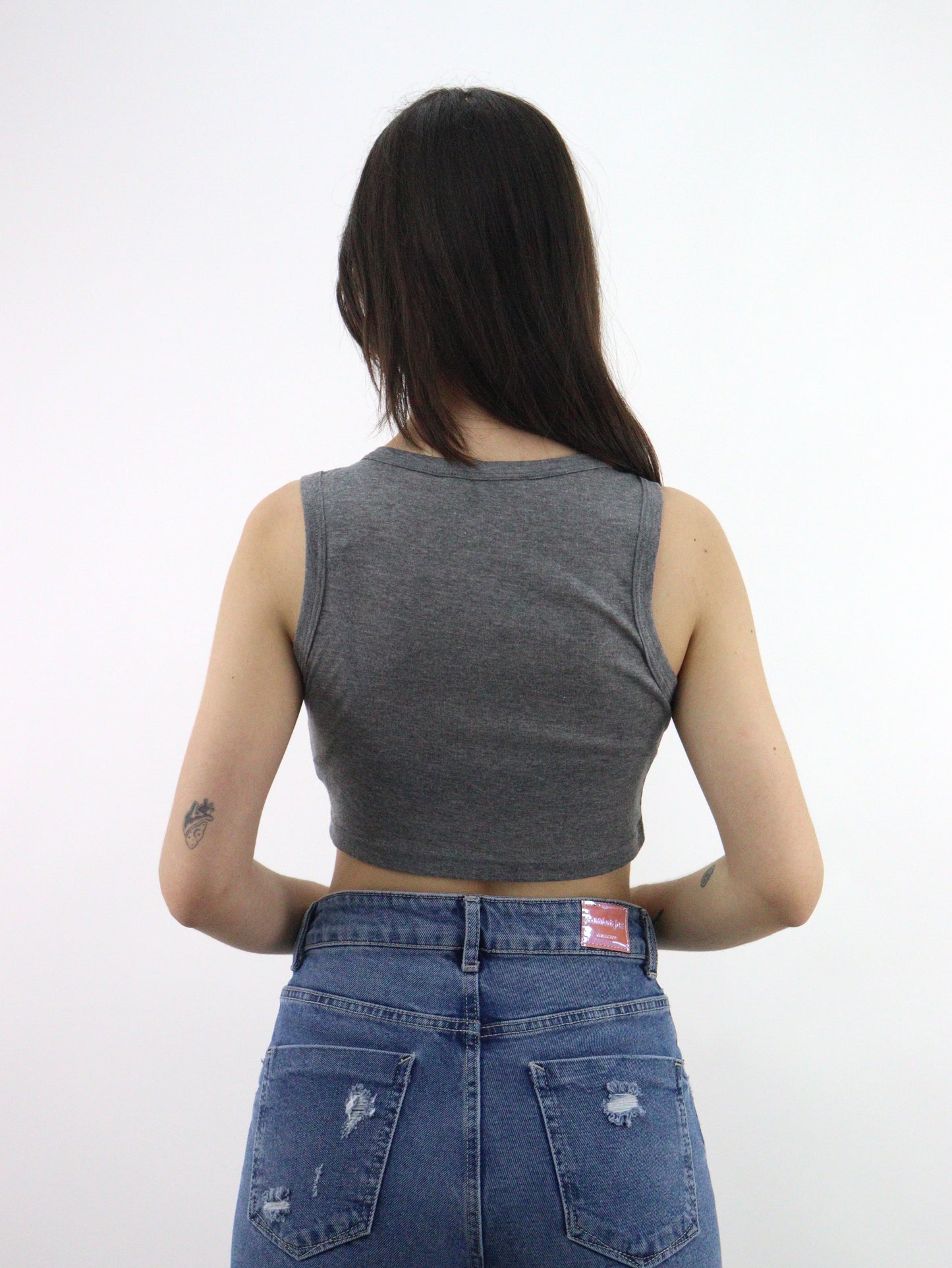 Playera tank básica de color gris oxford