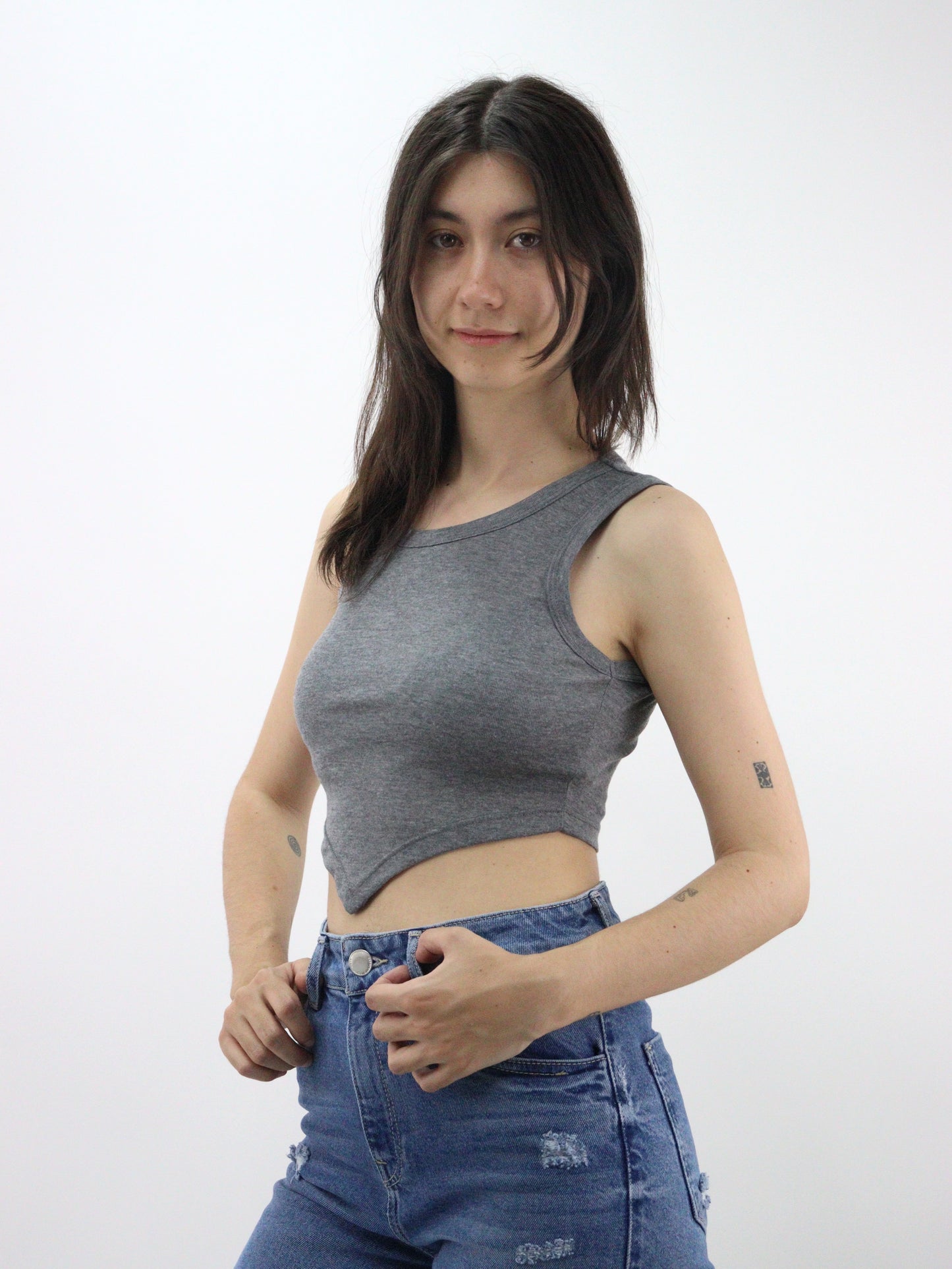 Playera tank básica de color gris oxford
