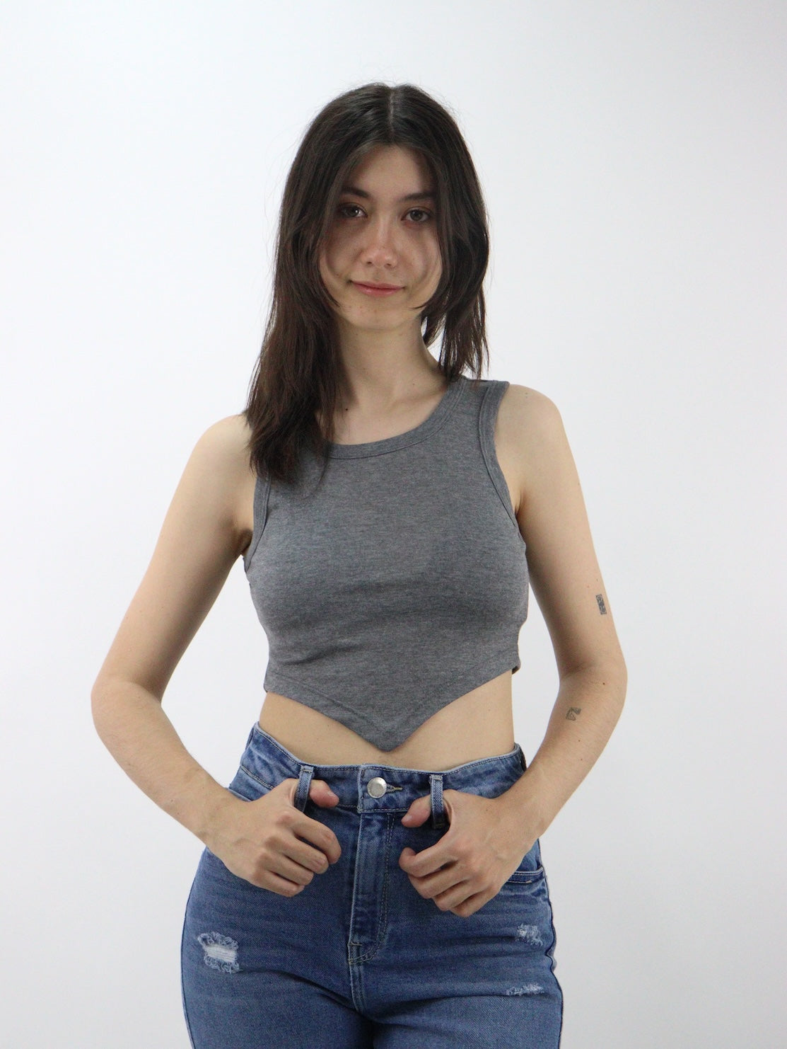 Playera tank básica de color gris oxford