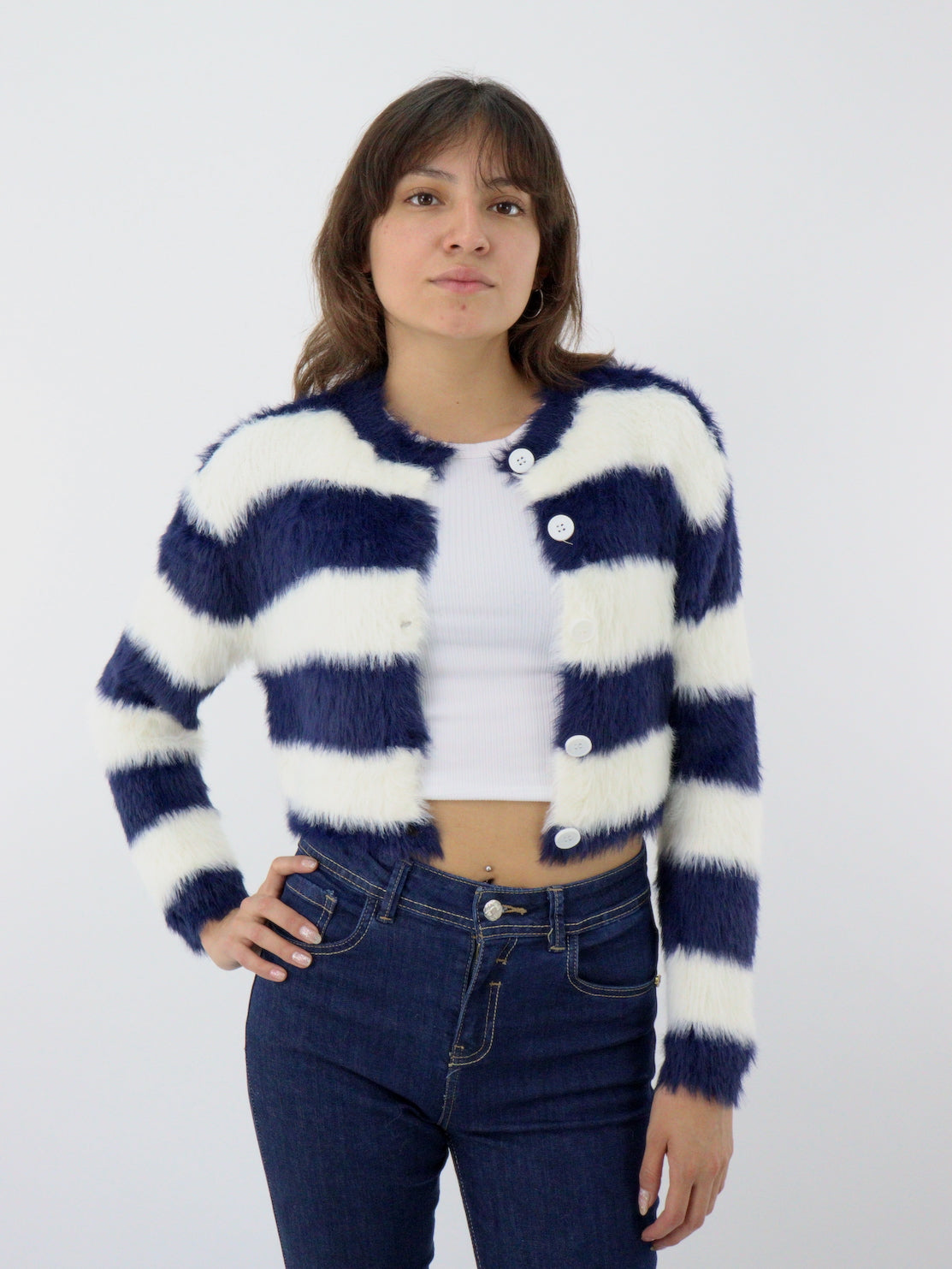 Suéter crop de peluche color azul marino/blanco
