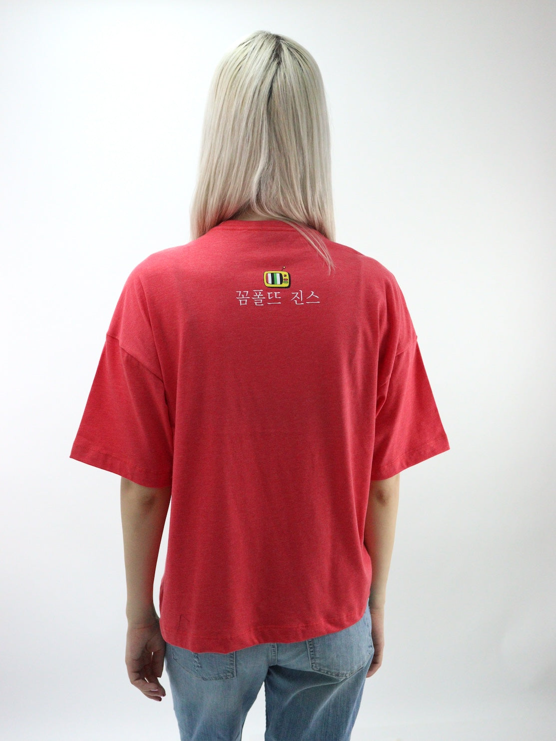 Playera oversize de color rojo con estampado