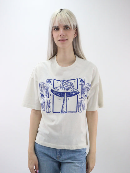 Playera oversize de color beige con estampado