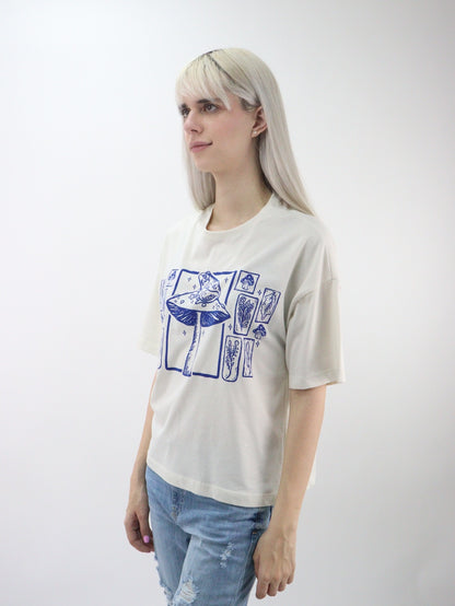 Playera oversize de color beige con estampado