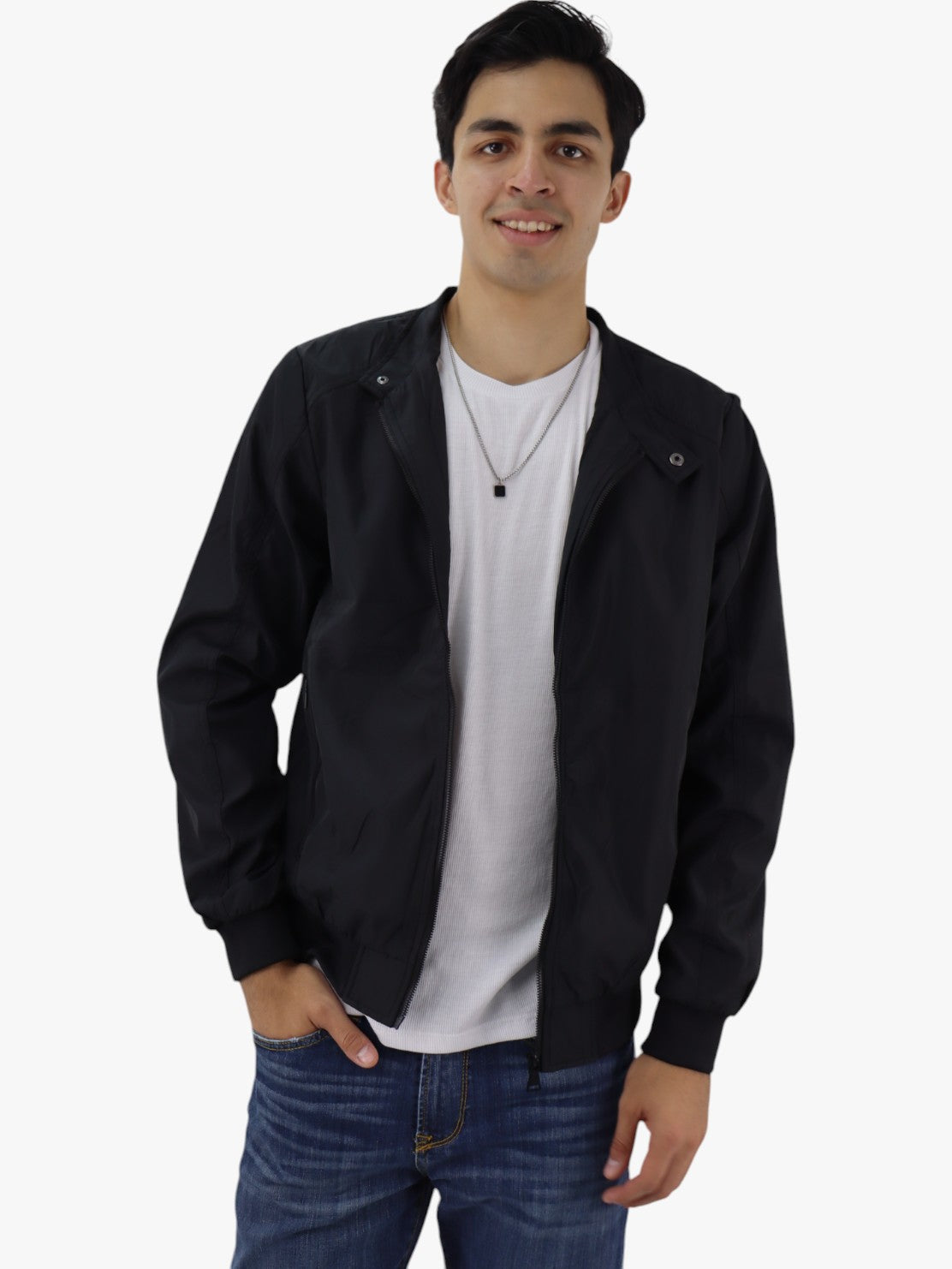 Chamarra bomber de color negro