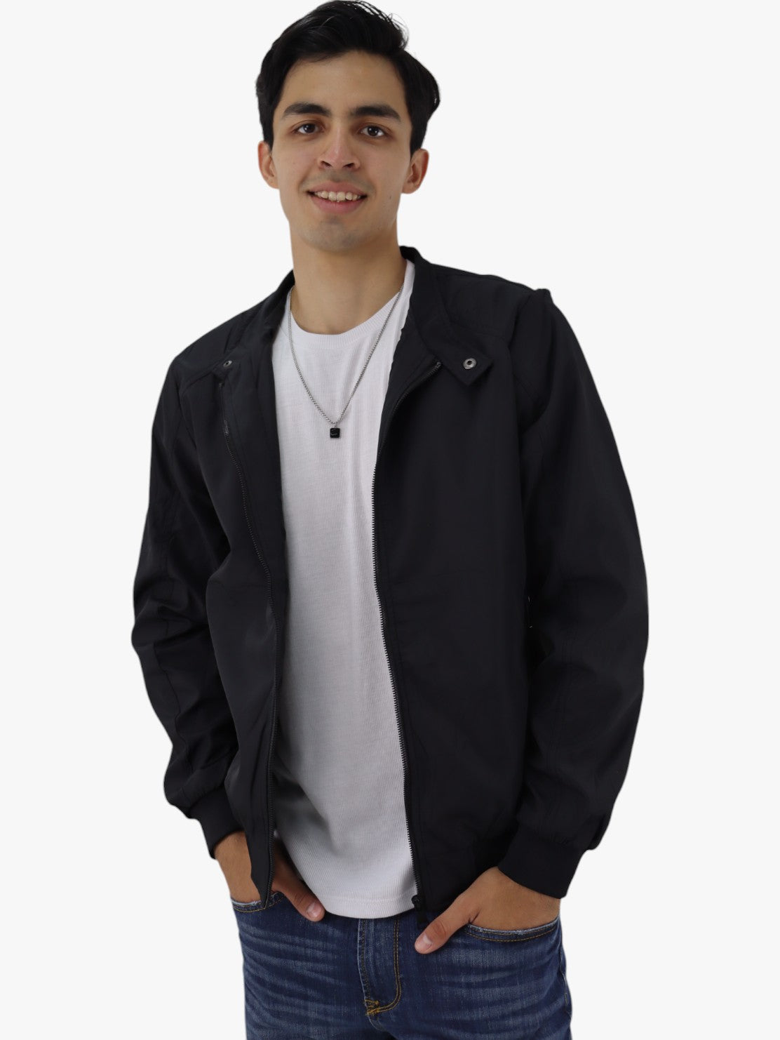 Chamarra bomber de color negro