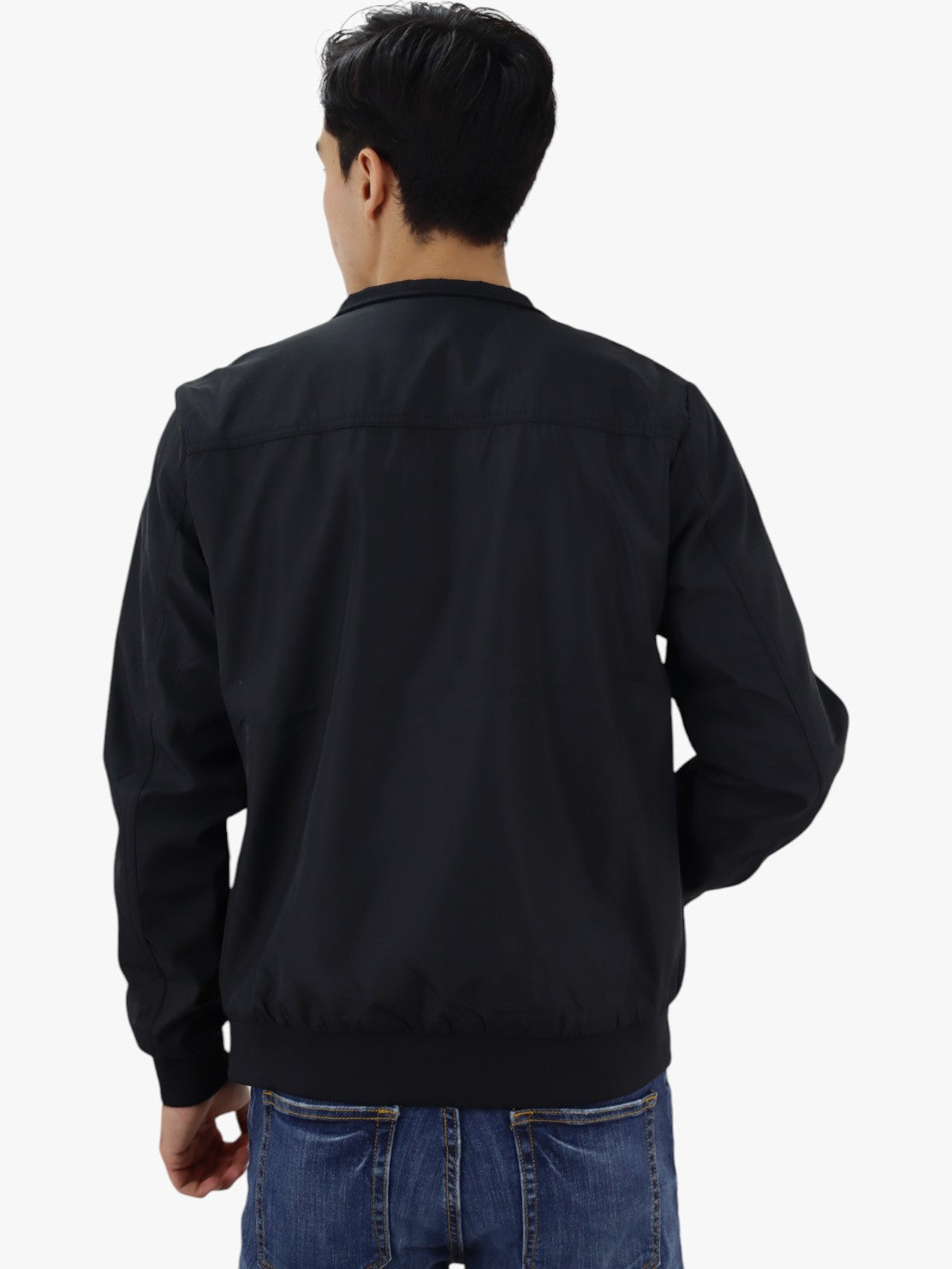 Chamarra bomber de color negro