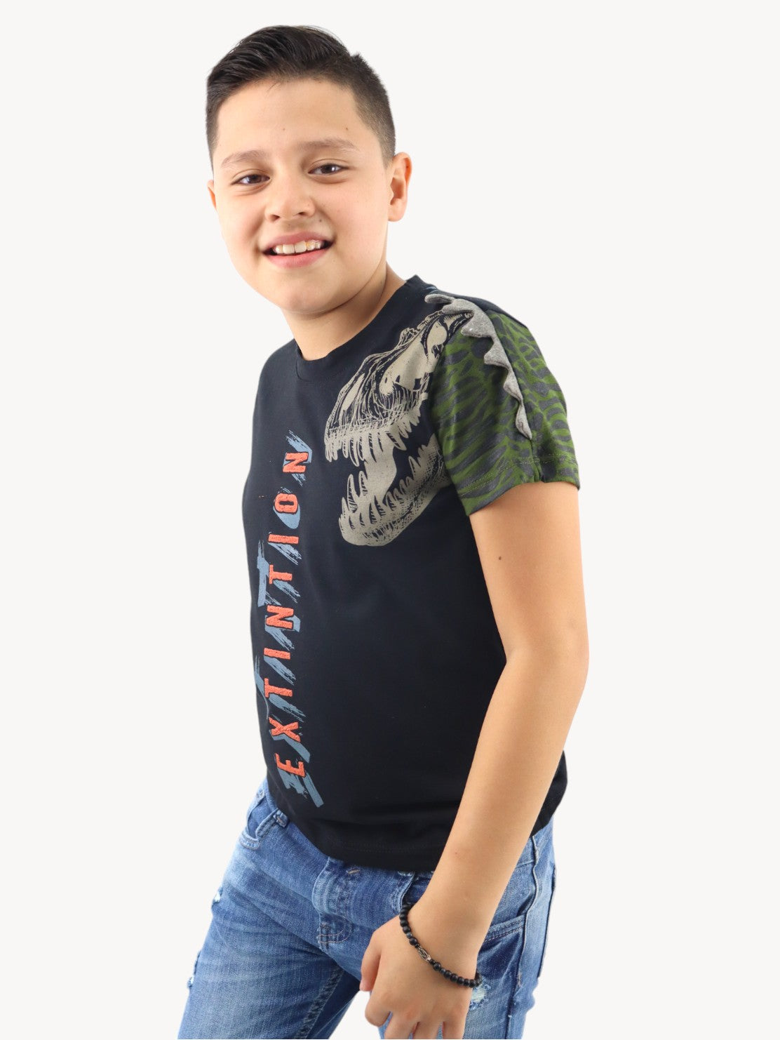 Playera manga corta con diseño de dinosaurio