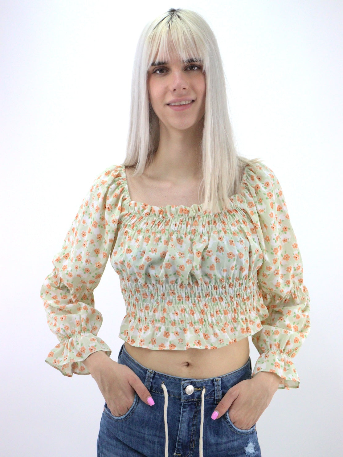 Camisa manga larga de hombros descubiertos con diseño de flores y fruncido