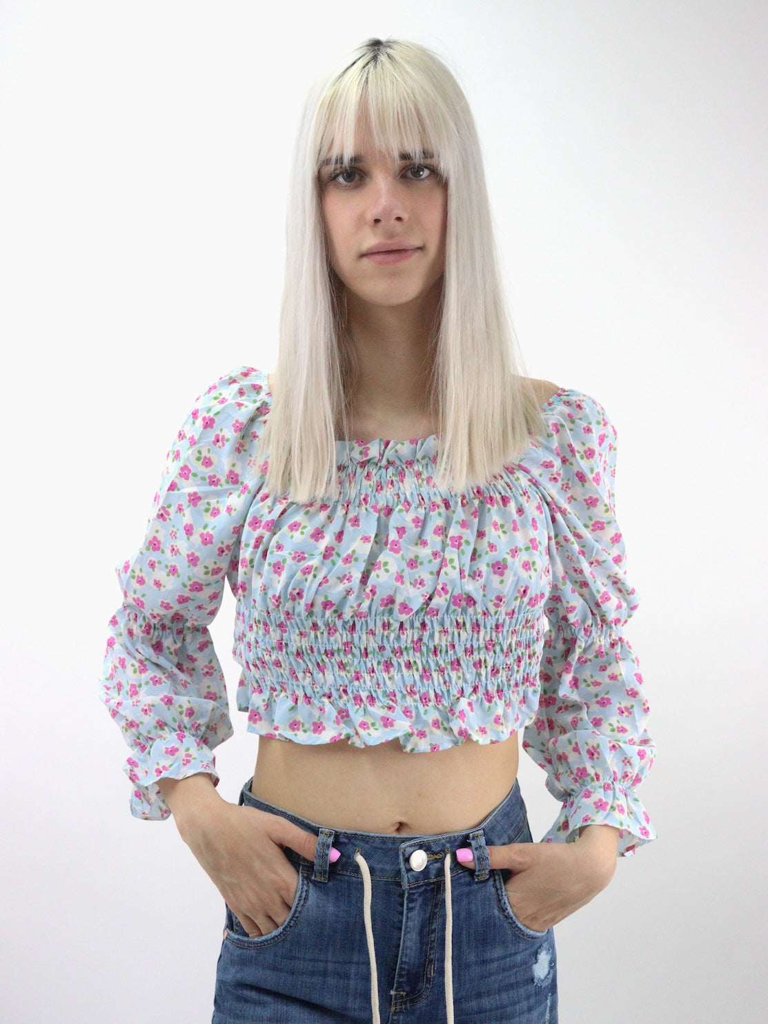 Camisa manga larga de hombros descubiertos con diseño de flores y fruncido