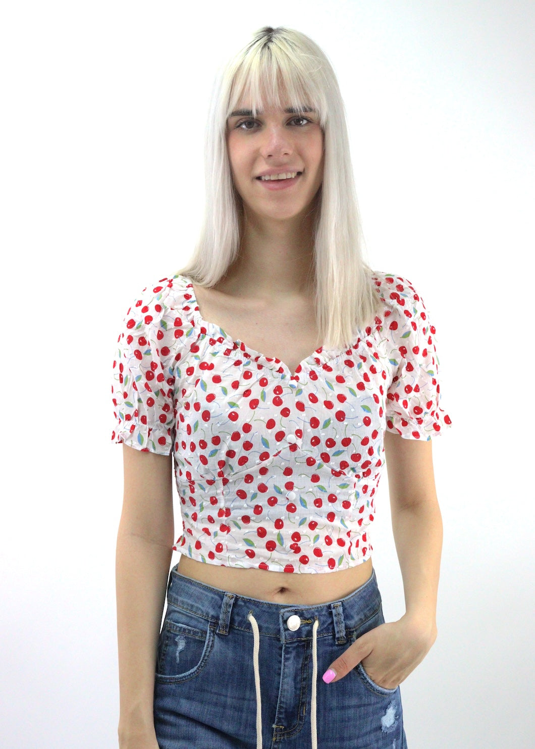 Blusa estampada de cereza con hombros descubiertos