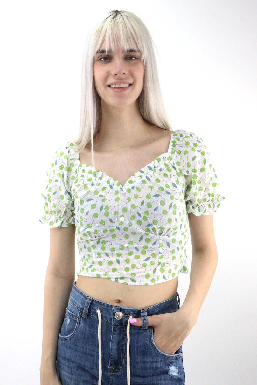 Blusa estampada de cereza con hombros descubiertos