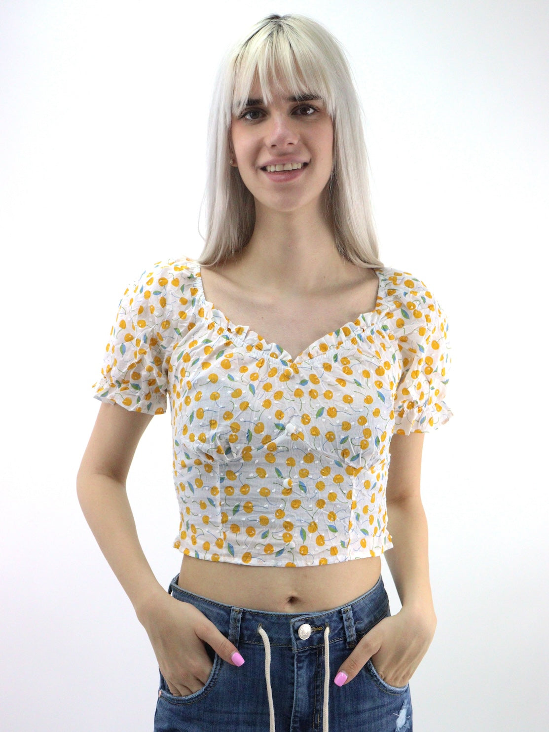 Blusa estampada de cereza con hombros descubiertos