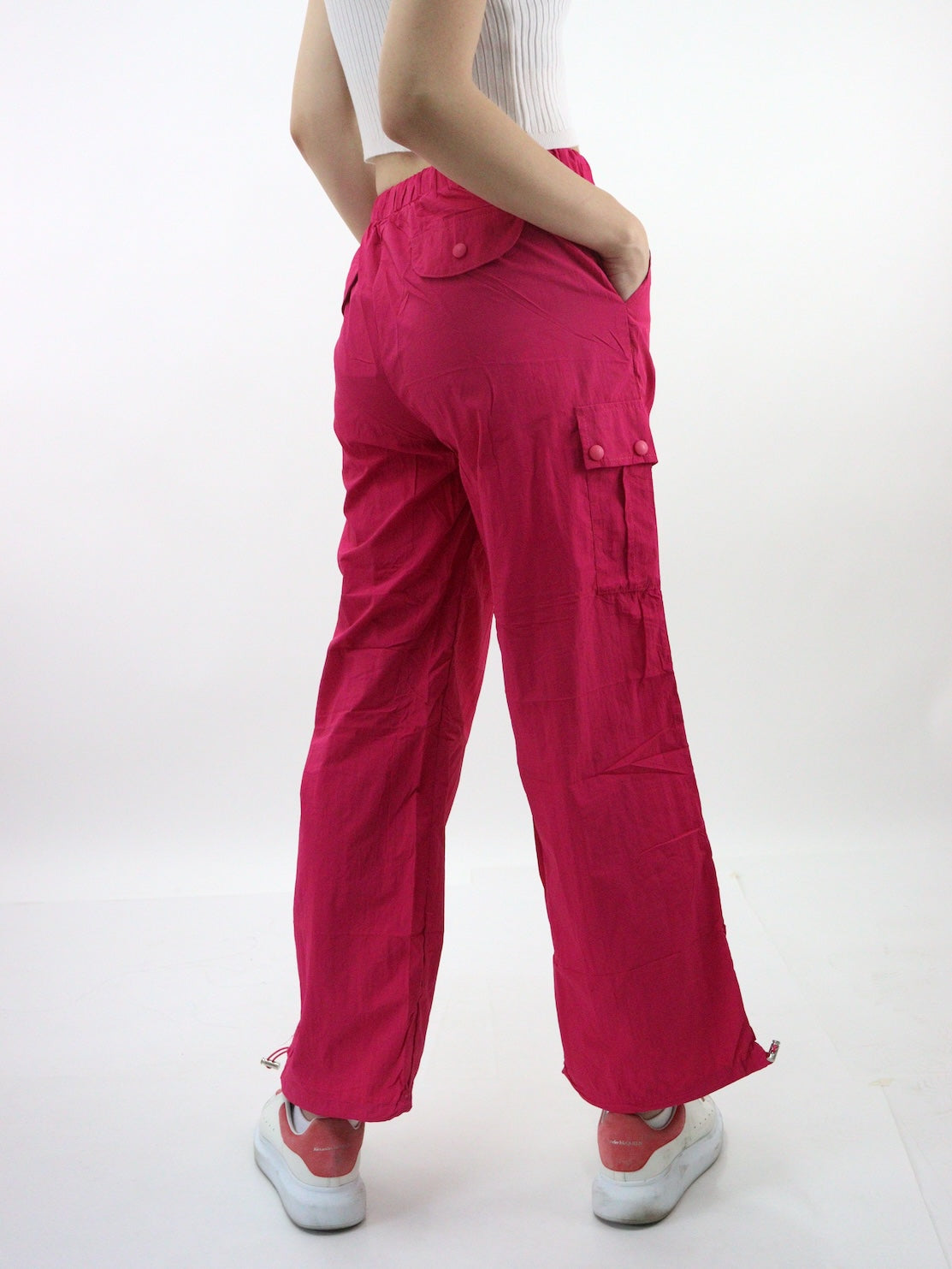 Pantalón cargo parachute de color fucsia