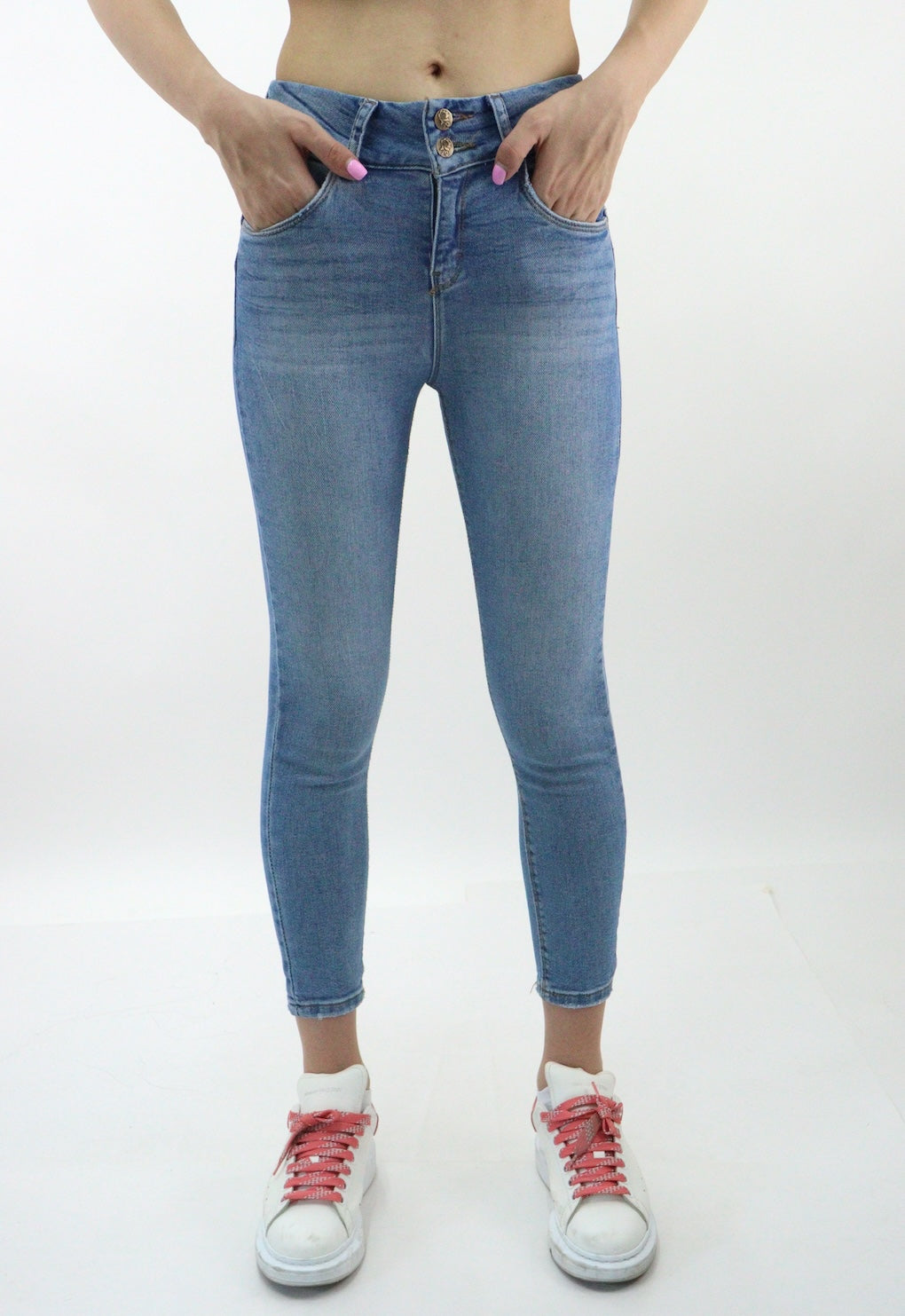 Jeans tobillero de color azul medio sin bolsas traseras