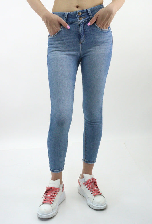 Jeans tobillero de color azul medio sin bolsas traseras