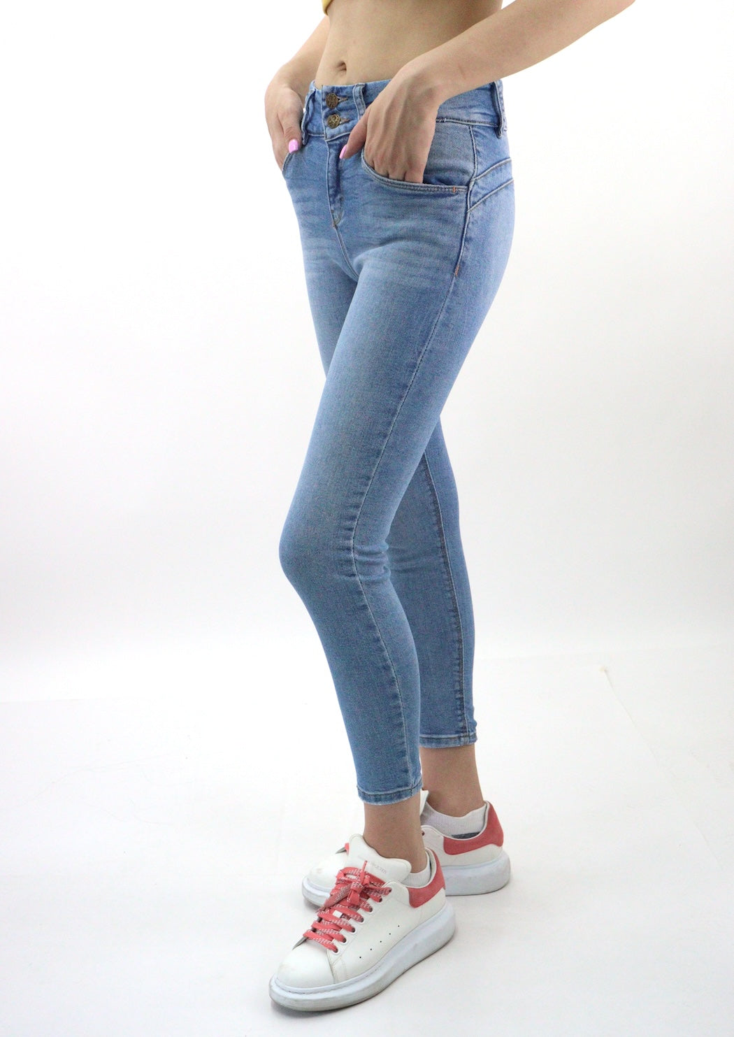 Jeans tobillero de color azul medio sin bolsas traseras