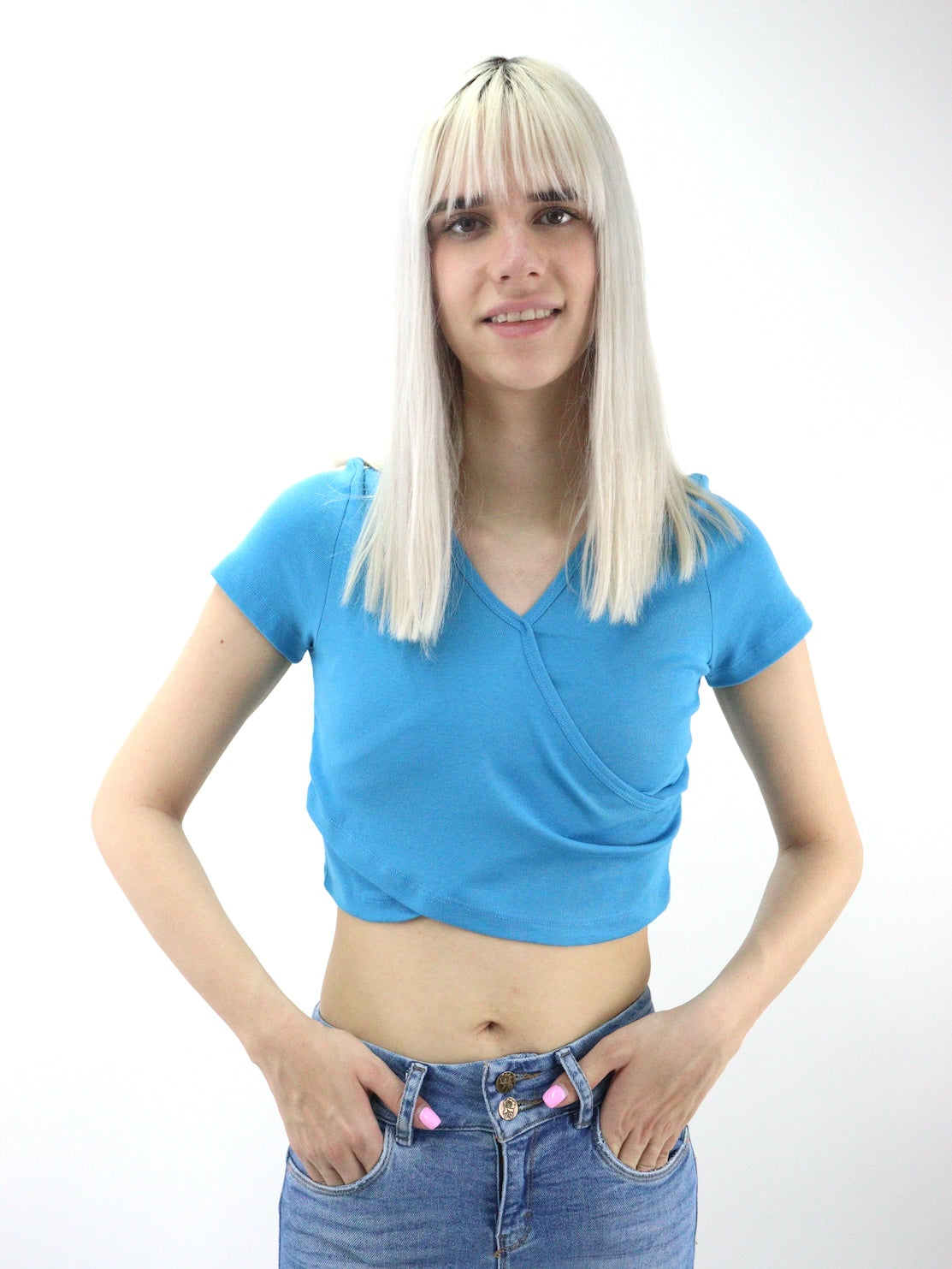 Playera cruzada de cuello V color azul turquesa