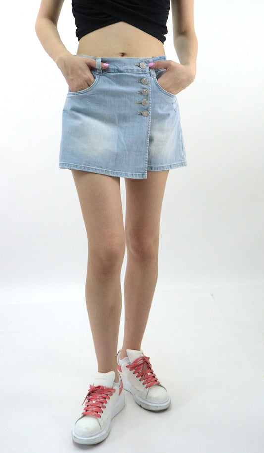 Short falda de color azul claro con destrucción