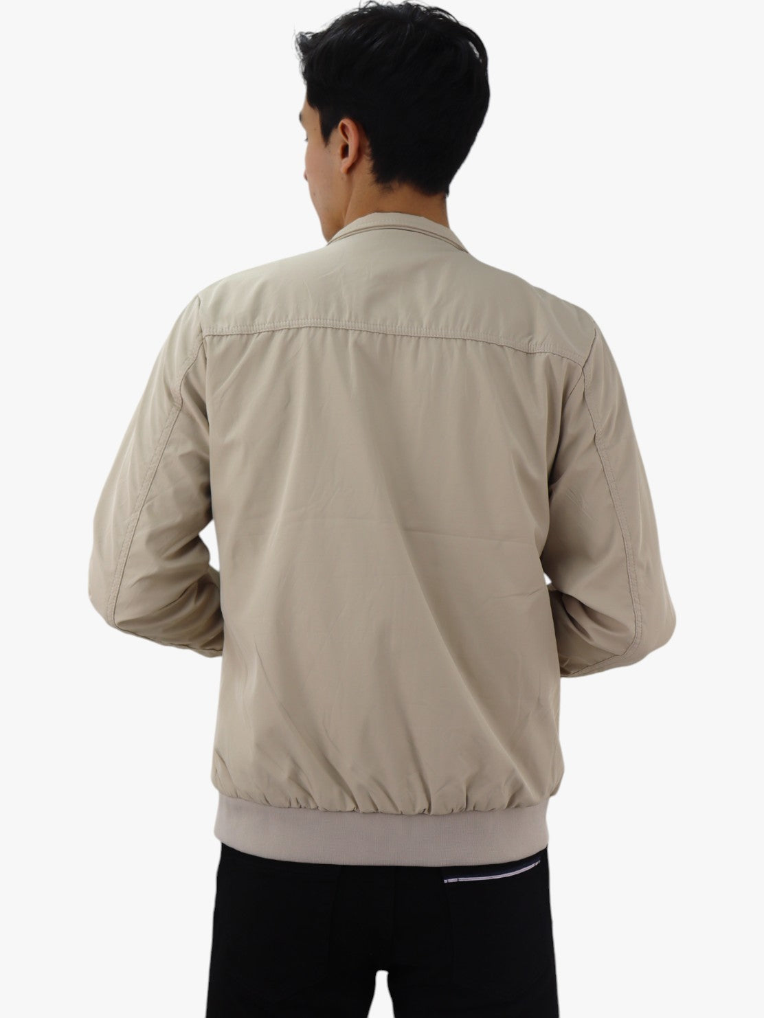 Chamarra bomber de color beige