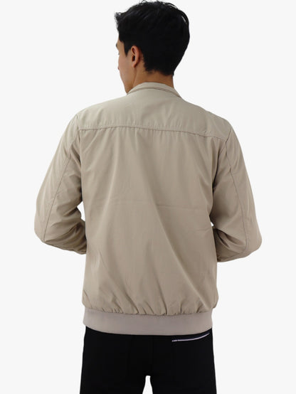 Chamarra bomber de color beige