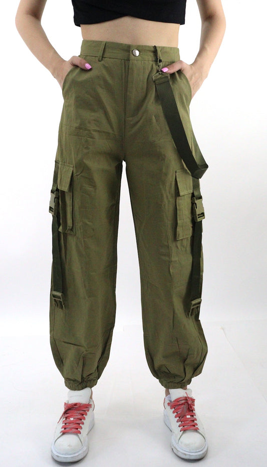 Pantalón cargo de color verde militar con cintas de broche