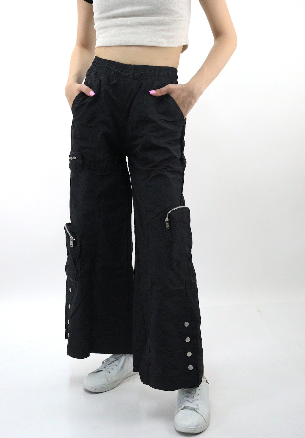 Pantalón cargo parachute de color negro