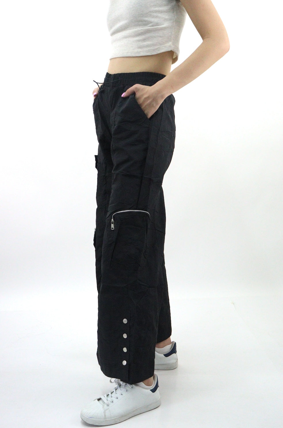 Pantalón cargo parachute de color negro