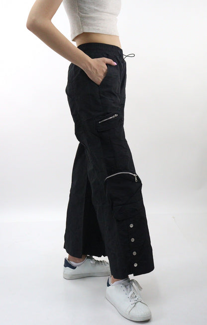 Pantalón cargo parachute de color negro