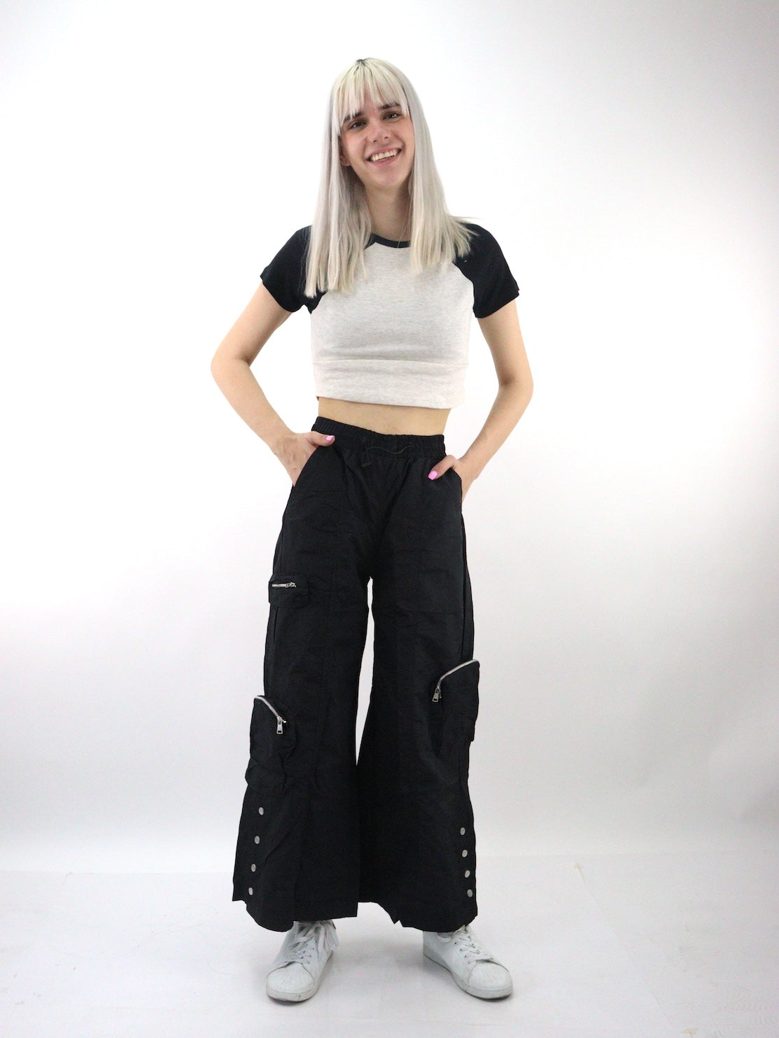 Pantalón cargo parachute de color negro