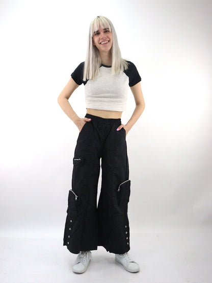 Pantalón cargo parachute de color negro
