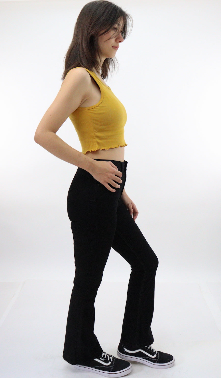 Jeans acampanado tiro alto de color negro