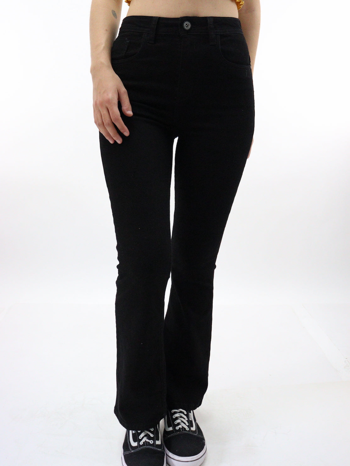 Jeans acampanado tiro alto de color negro